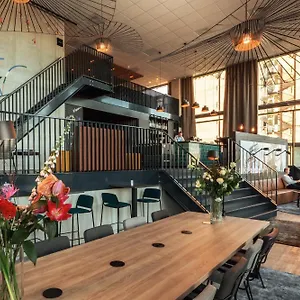 - The Niu, Fender Hotell Amsterdam